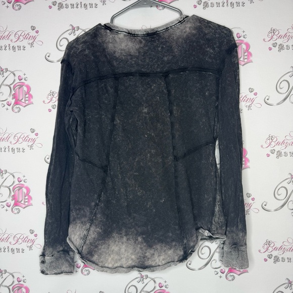 We the free top long sleeve high low back distressed grey black buttons cute - Picture 6 of 14